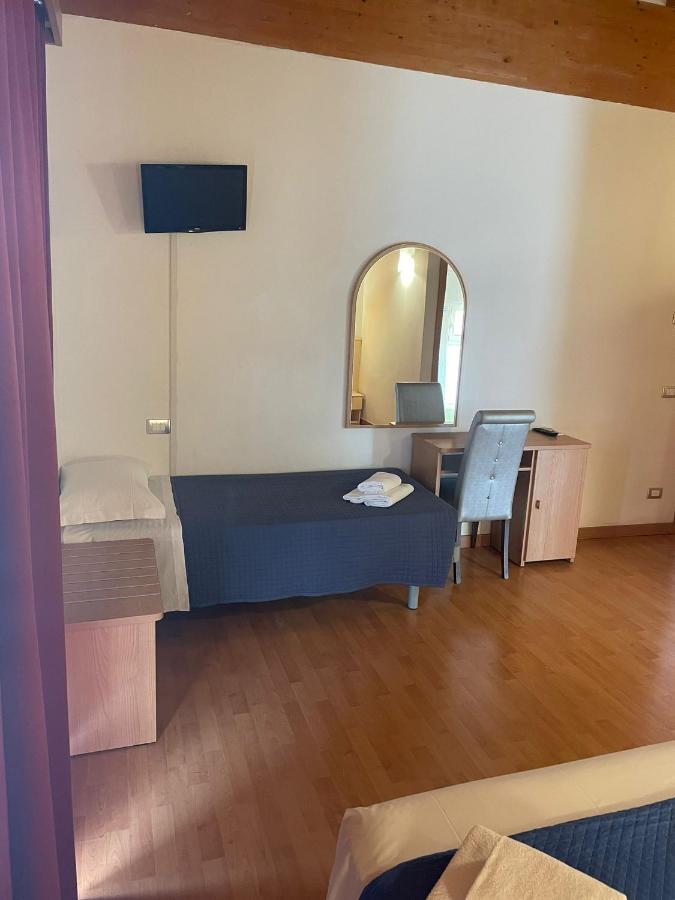 Vittoria Rooms Peschiera Peschiera del Garda Exteriör bild